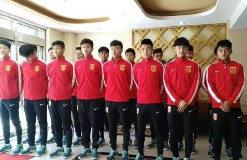 荷兰前锋齐尔克泽现年22岁，身高193cm。